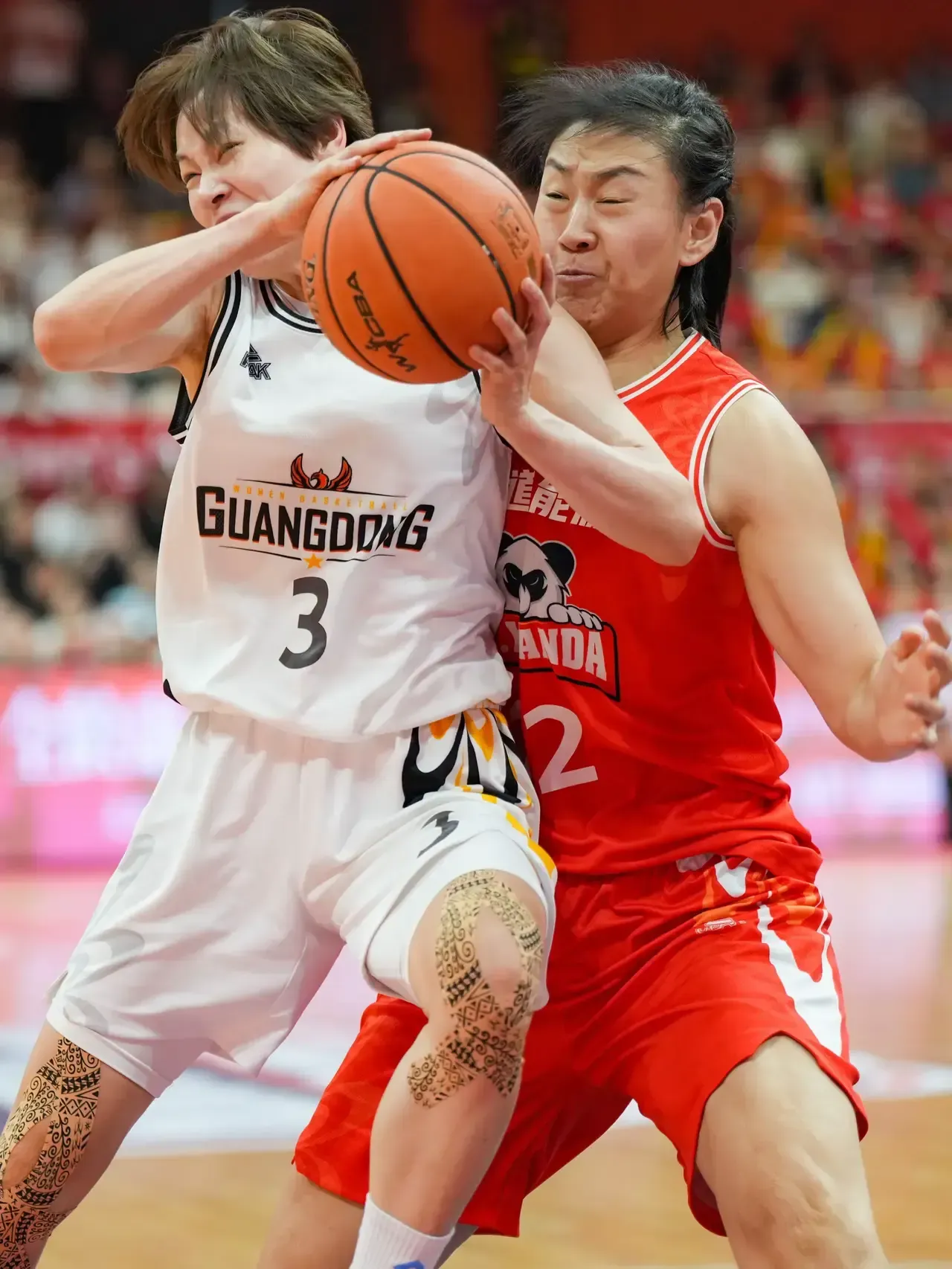 篮球赛场上发生惊险逆转，引发观众泪目