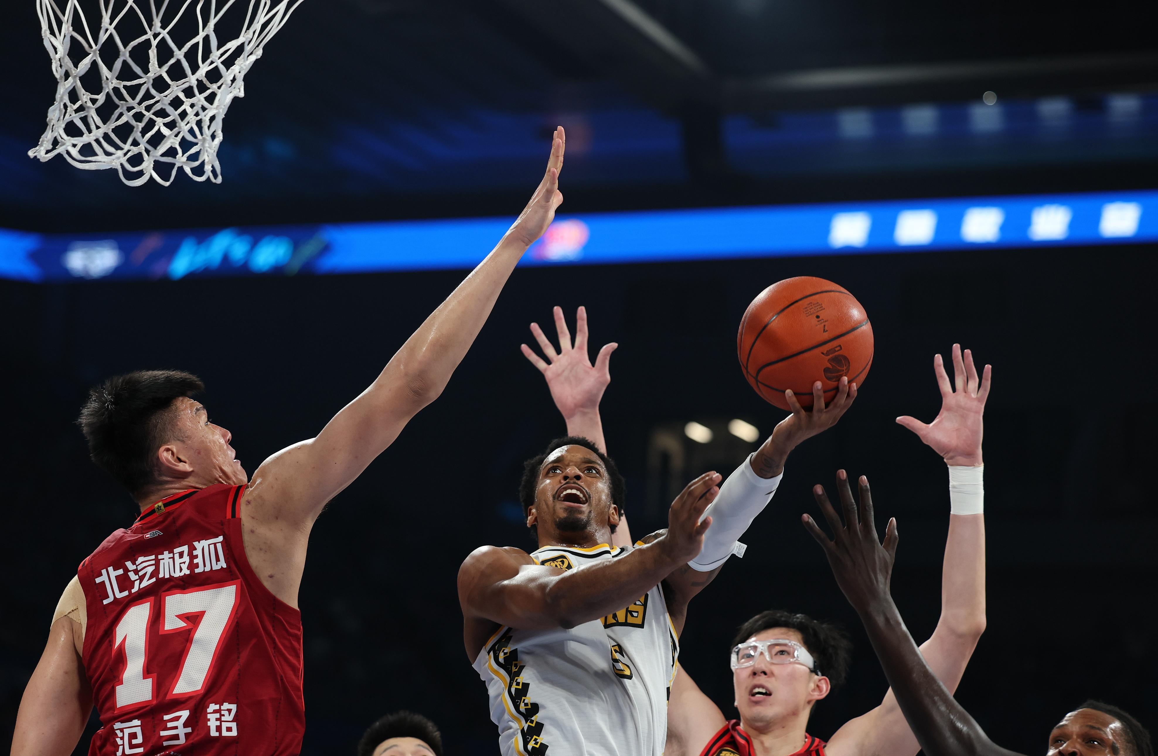 篮球赛场上发生惊险逆转，引发观众泪目